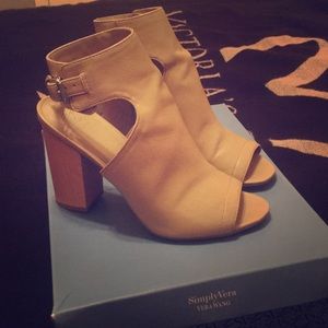 Vera Wang nude heels